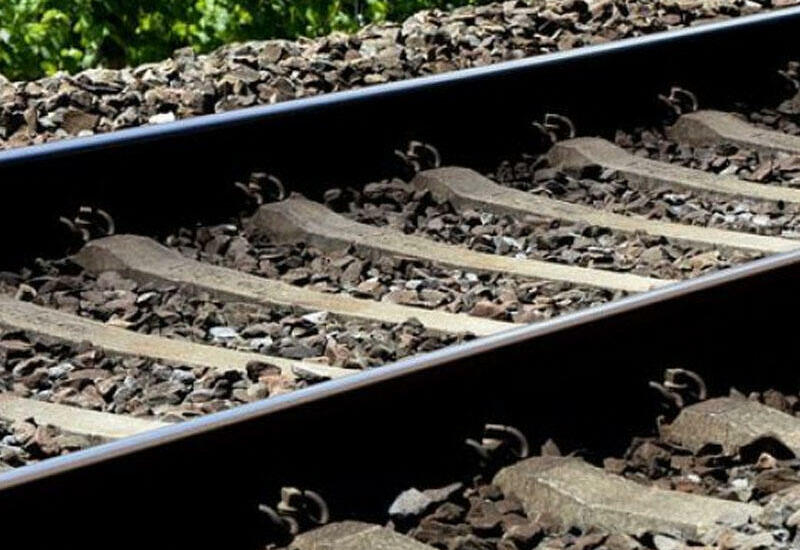 Sökülmüş plitələr yolu bağlayaraq hərəkət üçün məhdudiyyət yaradıb