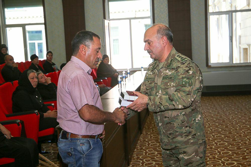 Əlahiddə Ümumqoşun Orduda şəhid ailələrinə müxtəlif orden və medallar təqdim edilib