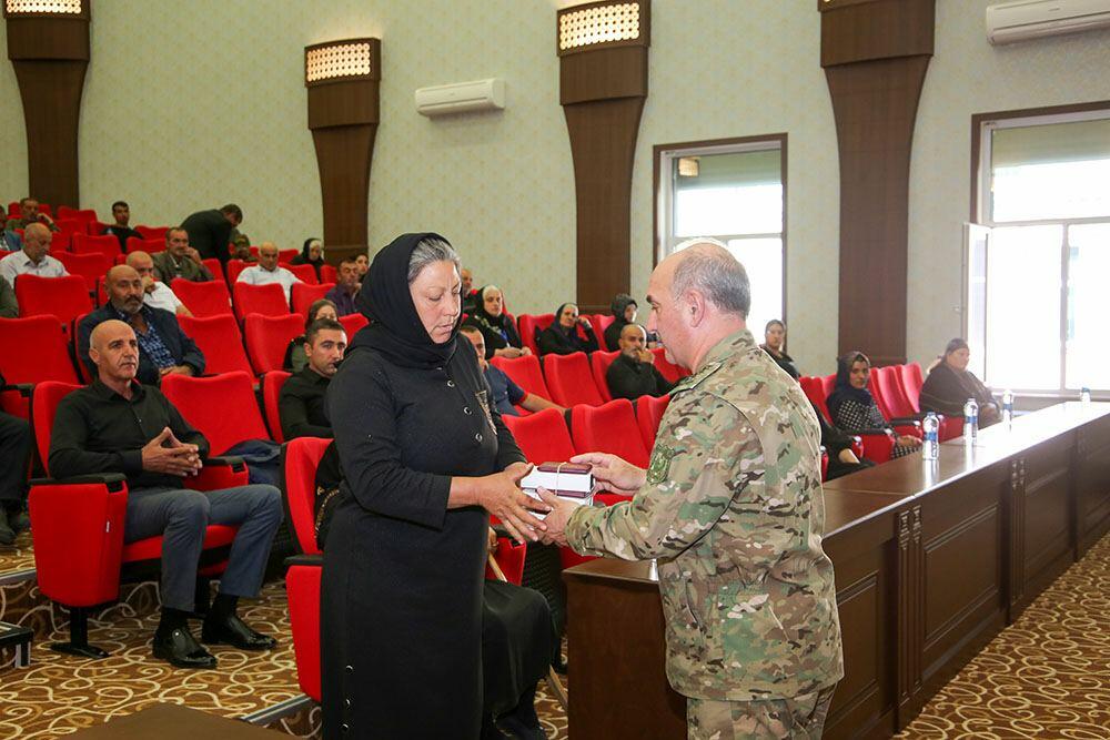 Əlahiddə Ümumqoşun Orduda şəhid ailələrinə müxtəlif orden və medallar təqdim edilib
