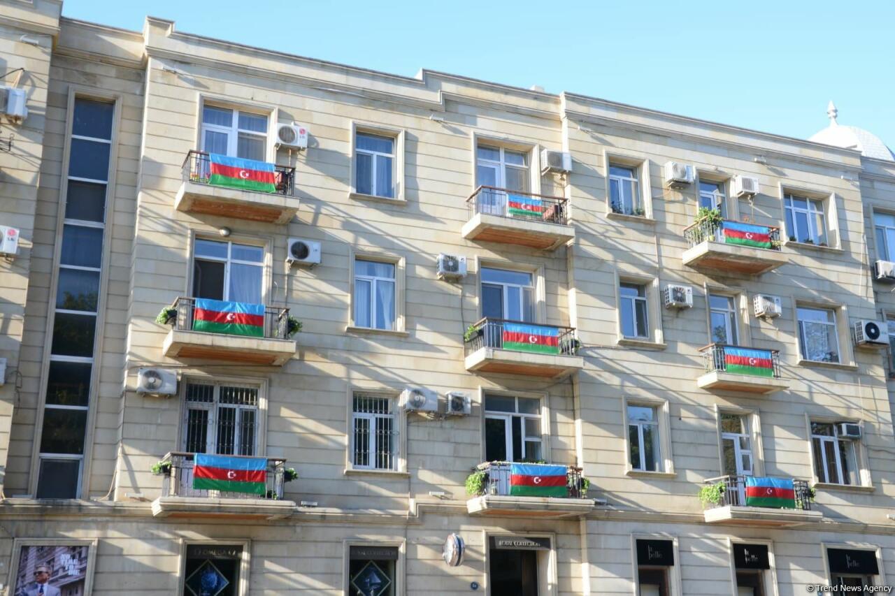 Улицы и проспекты Баку в День памяти украшены азербайджанскими флагами