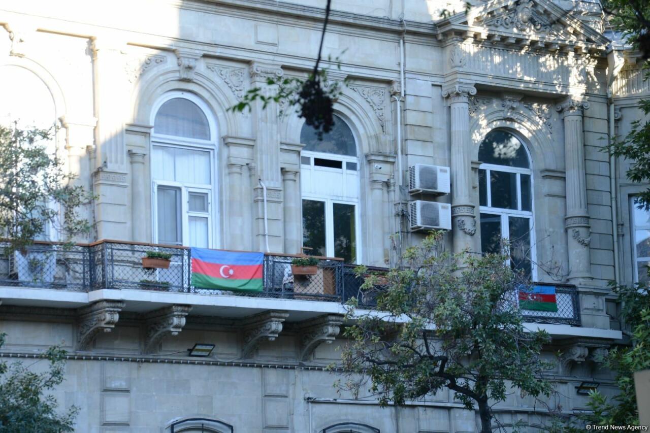Улицы и проспекты Баку в День памяти украшены азербайджанскими флагами