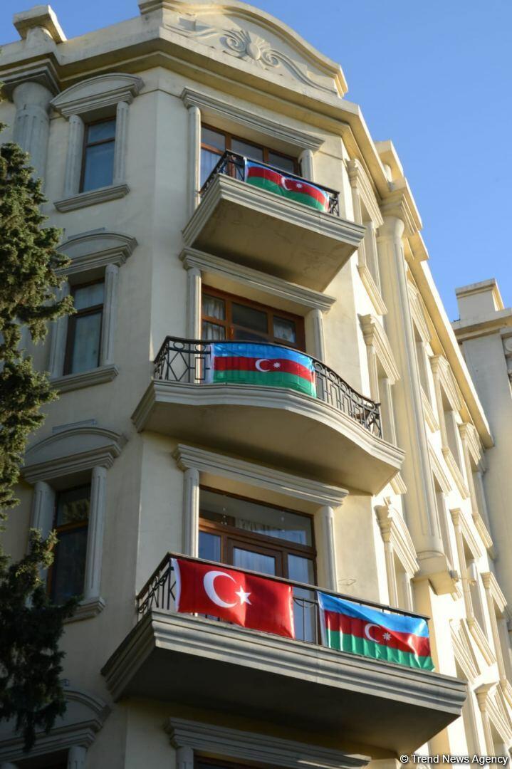 Улицы и проспекты Баку в День памяти украшены азербайджанскими флагами