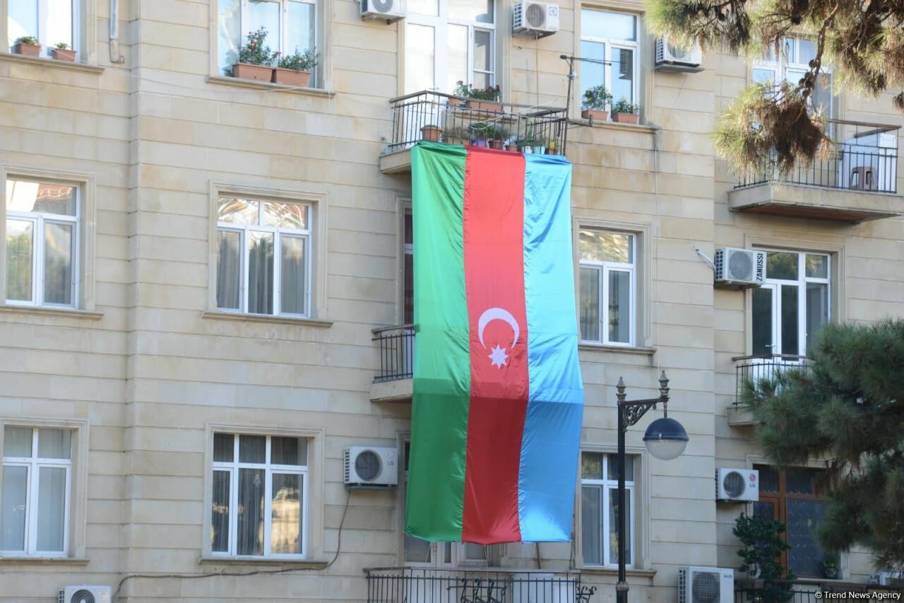 Улицы и проспекты Баку в День памяти украшены азербайджанскими флагами