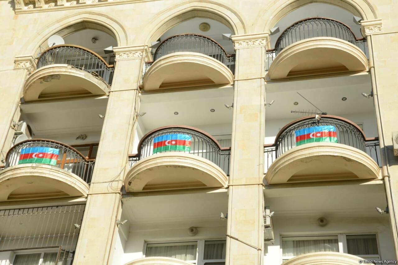 Улицы и проспекты Баку в День памяти украшены азербайджанскими флагами