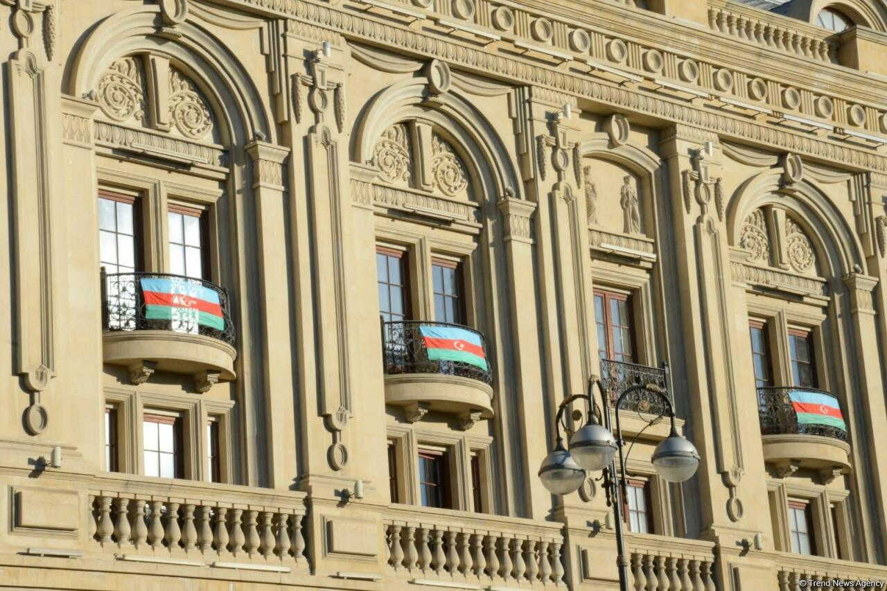 Улицы и проспекты Баку в День памяти украшены азербайджанскими флагами