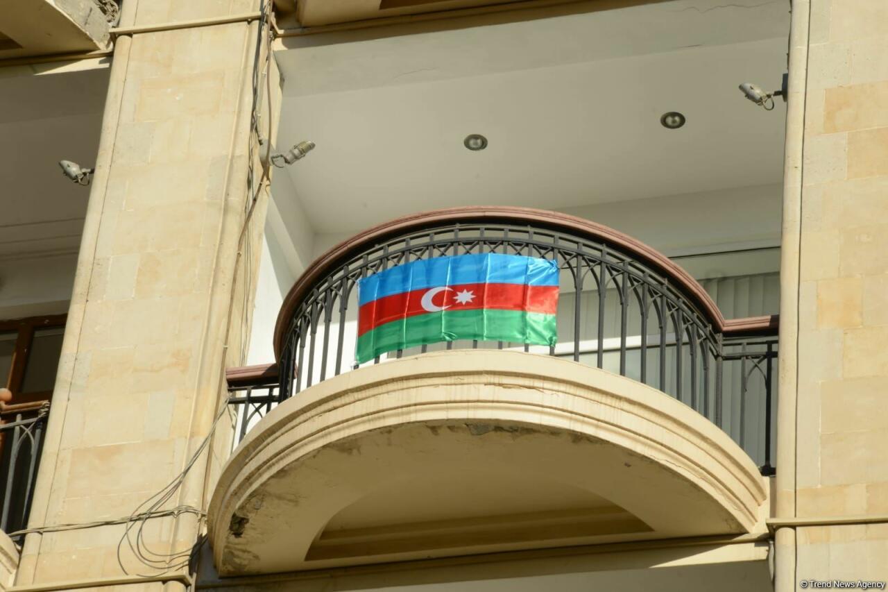 Улицы и проспекты Баку в День памяти украшены азербайджанскими флагами