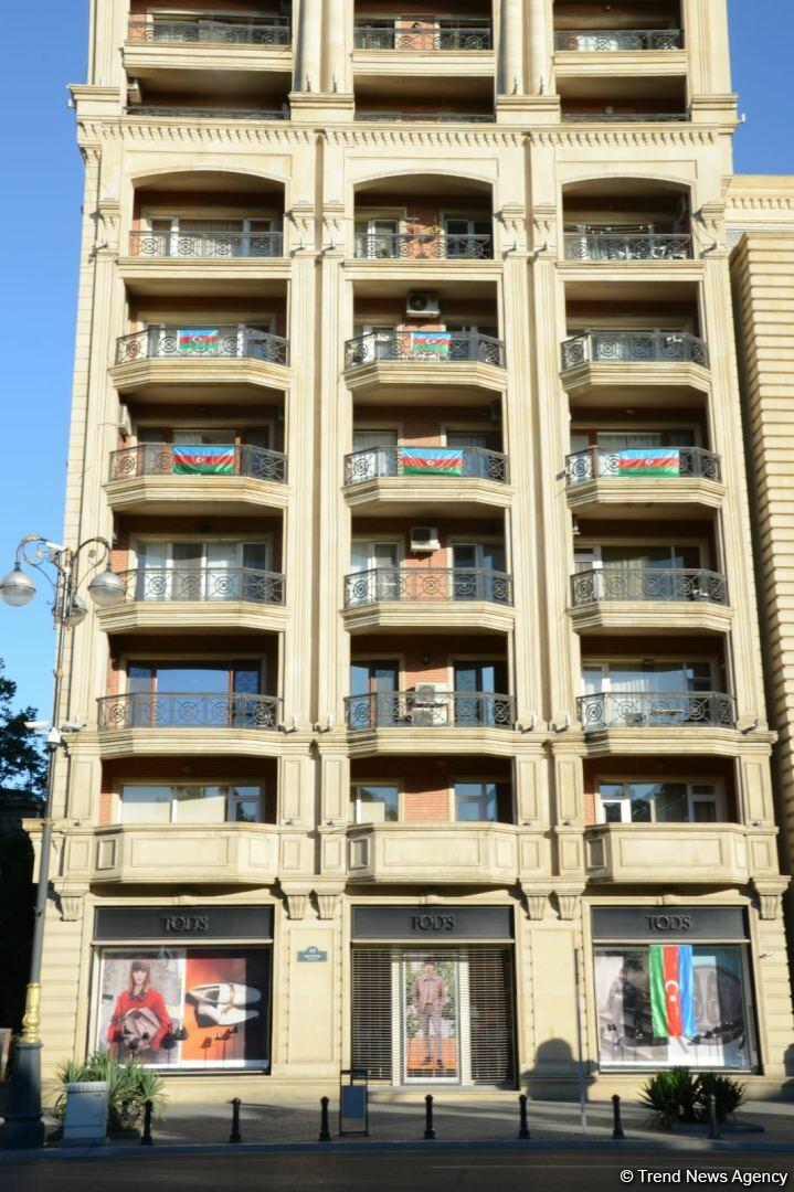 Улицы и проспекты Баку в День памяти украшены азербайджанскими флагами
