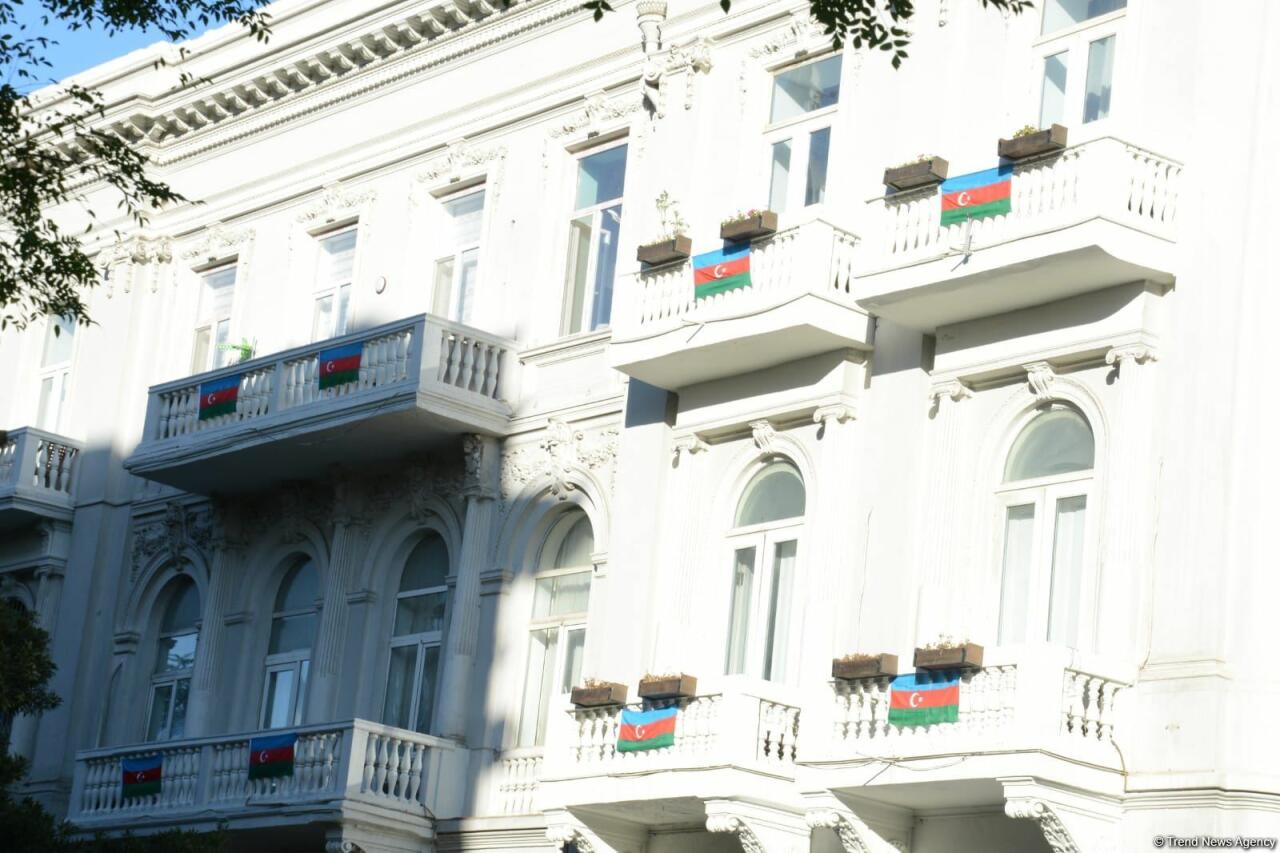 Улицы и проспекты Баку в День памяти украшены азербайджанскими флагами