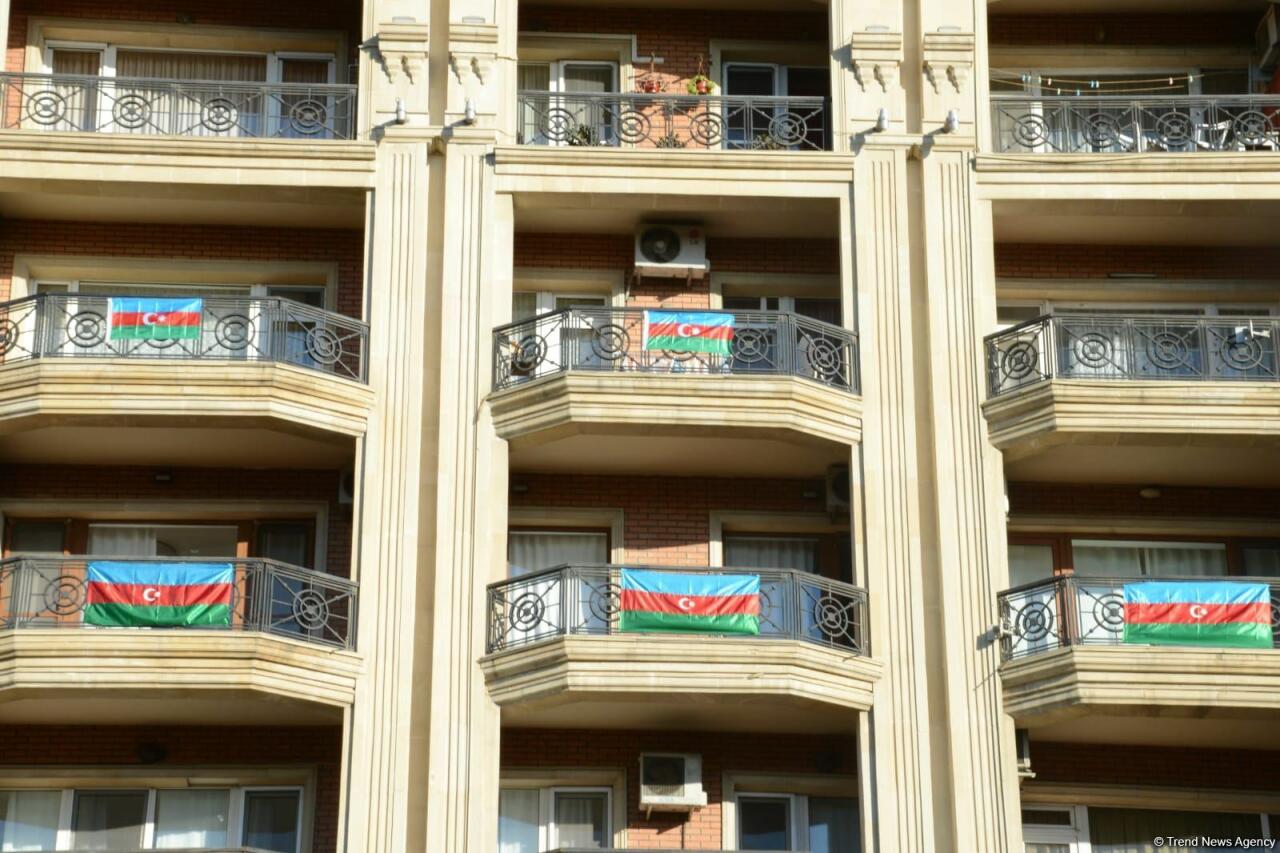 Улицы и проспекты Баку в День памяти украшены азербайджанскими флагами
