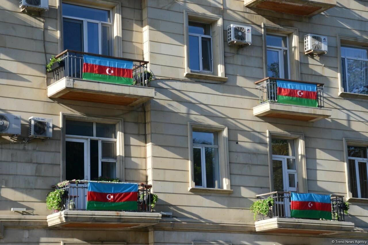 Улицы и проспекты Баку в День памяти украшены азербайджанскими флагами
