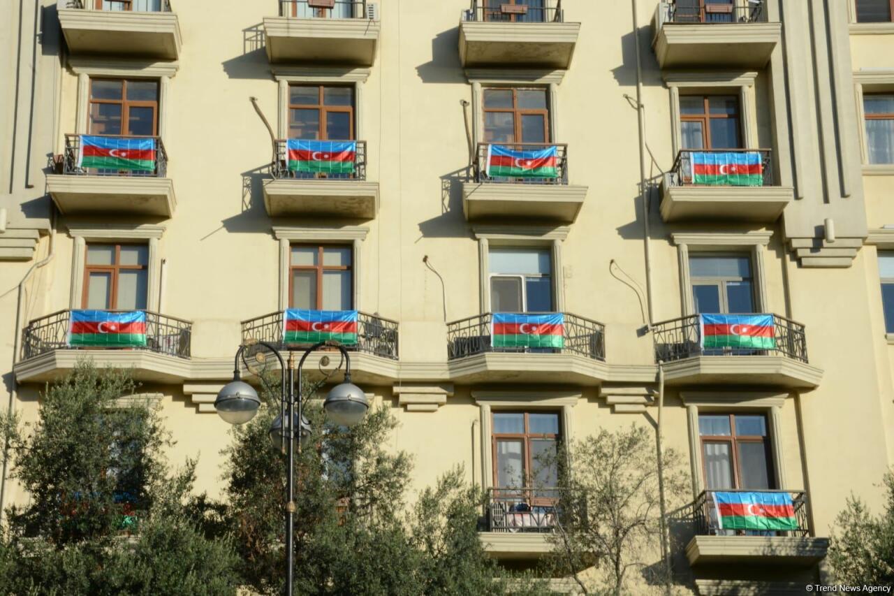 Улицы и проспекты Баку в День памяти украшены азербайджанскими флагами