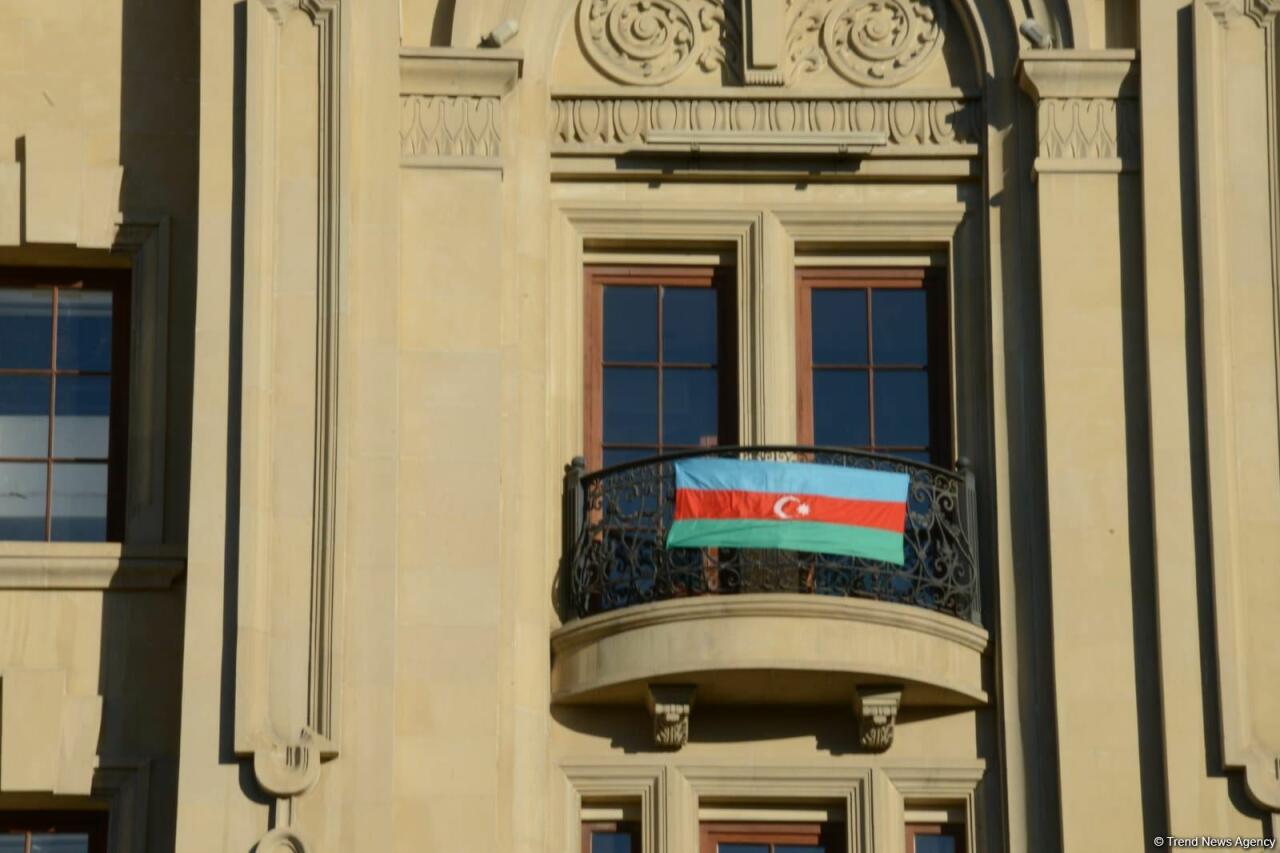 Улицы и проспекты Баку в День памяти украшены азербайджанскими флагами