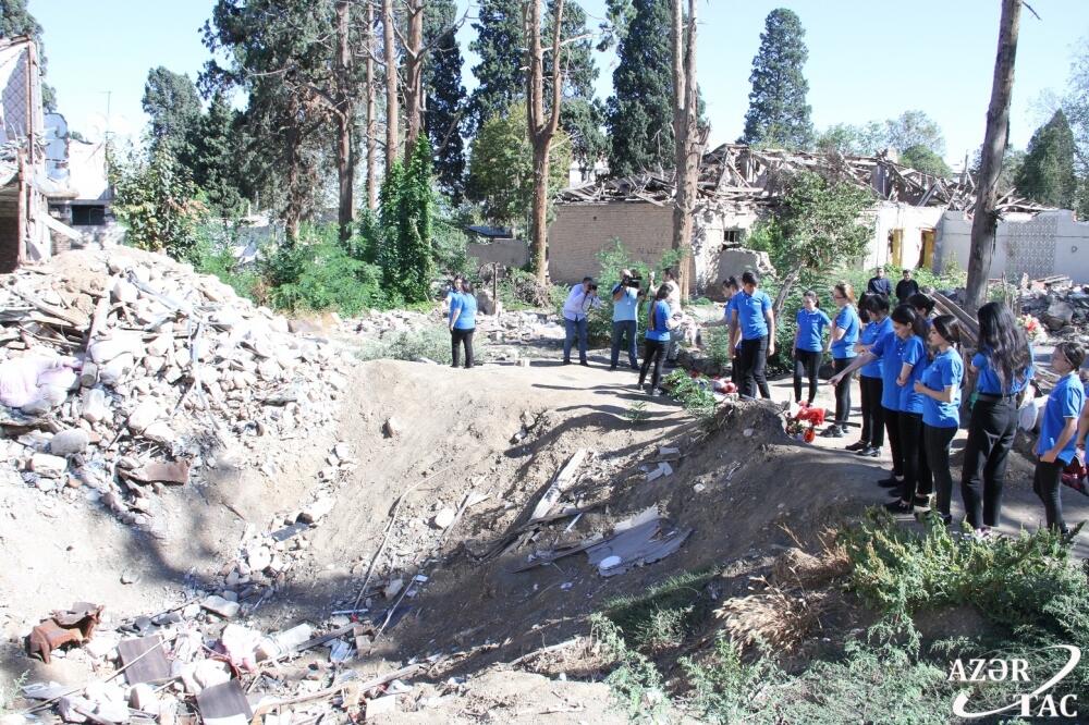 RİİB könüllüləri Gəncədə Ermənistanın raket hücumları nəticəsində həlak olan dinc sakinlərin xatirəsini anıblar