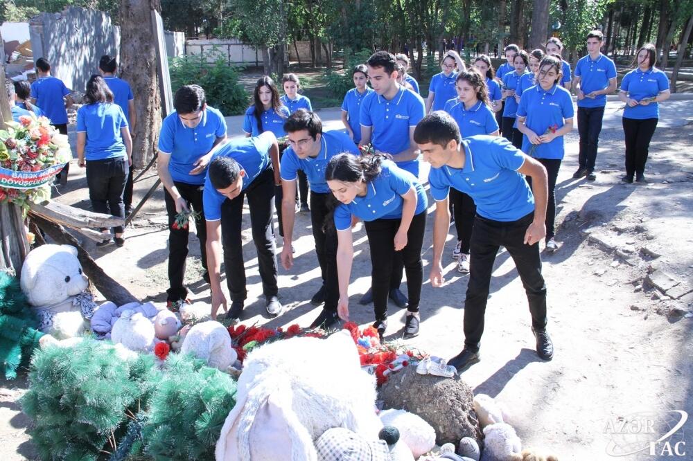 RİİB könüllüləri Gəncədə Ermənistanın raket hücumları nəticəsində həlak olan dinc sakinlərin xatirəsini anıblar