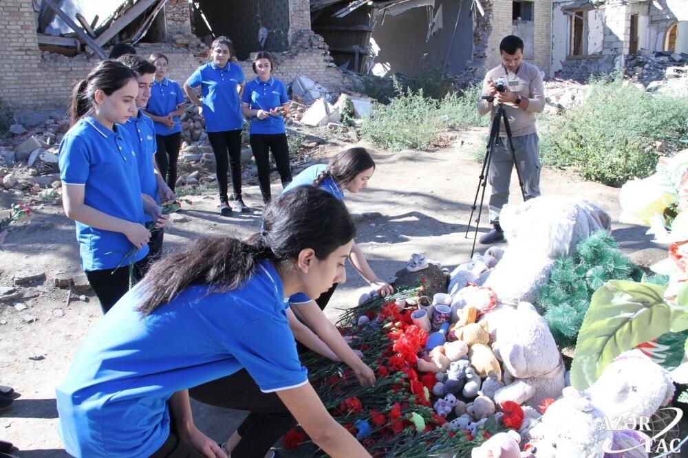 RİİB könüllüləri Gəncədə Ermənistanın raket hücumları nəticəsində həlak olan dinc sakinlərin xatirəsini anıblar