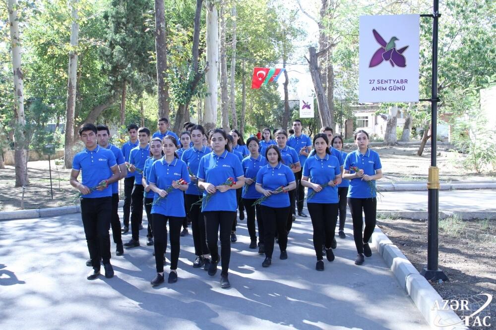 RİİB könüllüləri Gəncədə Ermənistanın raket hücumları nəticəsində həlak olan dinc sakinlərin xatirəsini anıblar