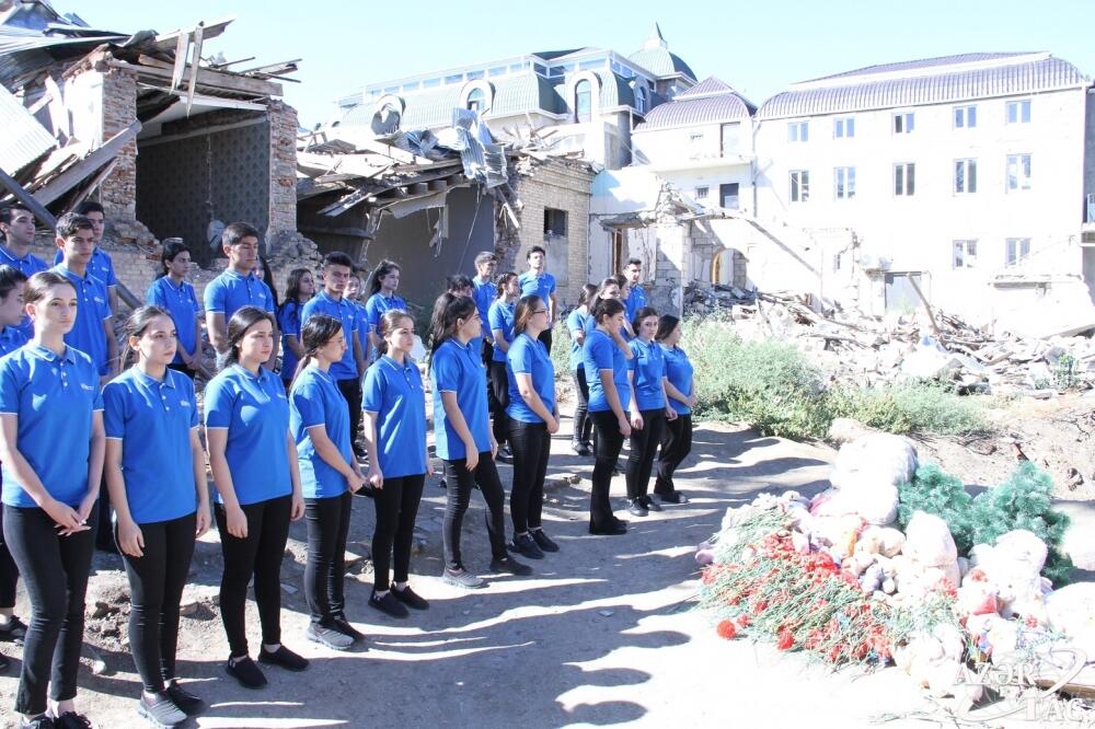 RİİB könüllüləri Gəncədə Ermənistanın raket hücumları nəticəsində həlak olan dinc sakinlərin xatirəsini anıblar