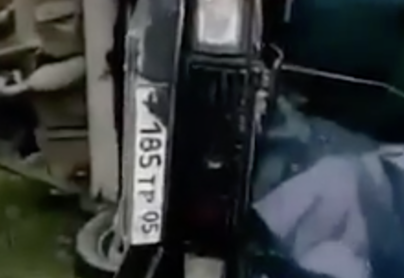 Автомобиль влетел в столб в Махачкале, есть пострадавшие