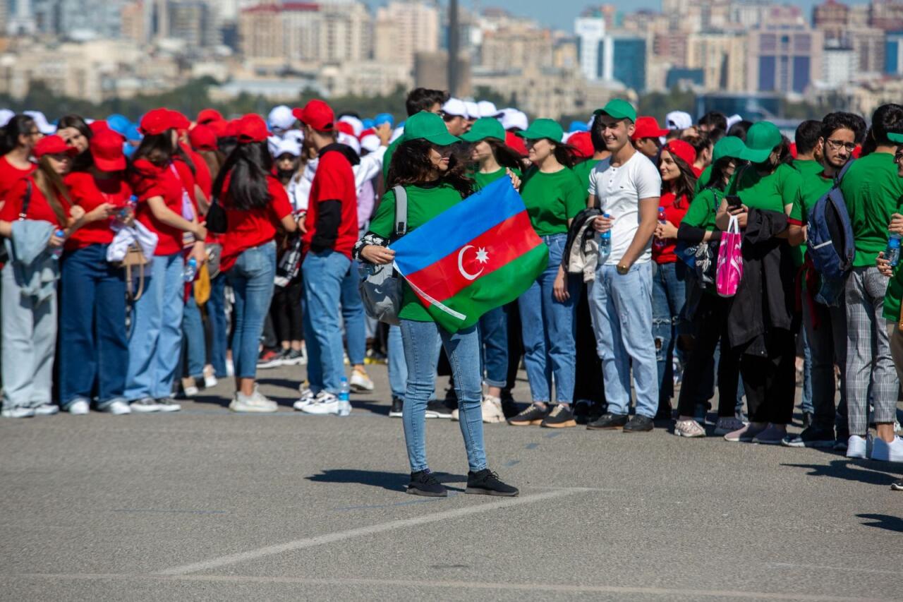 Könüllülərin iştirakı ilə "Vətən var olsun!" adlı fləşmob keçirilib