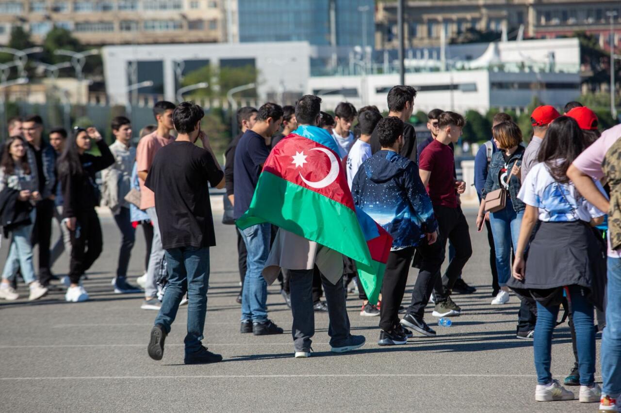 Könüllülərin iştirakı ilə "Vətən var olsun!" adlı fləşmob keçirilib