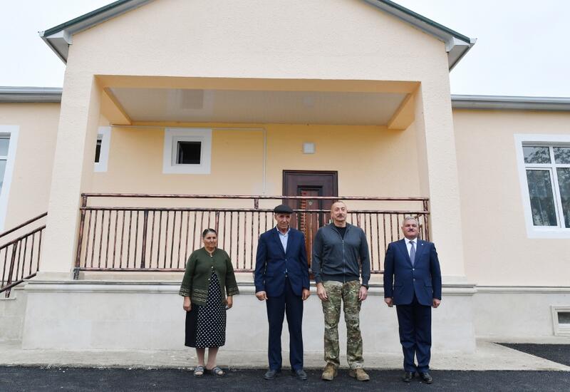 Президент Ильхам Алиев ознакомился в городе Тертер с условиями, созданными в новом доме, построенном вместо дома, разрушенного в результате ракетных атак армянских вооруженных сил