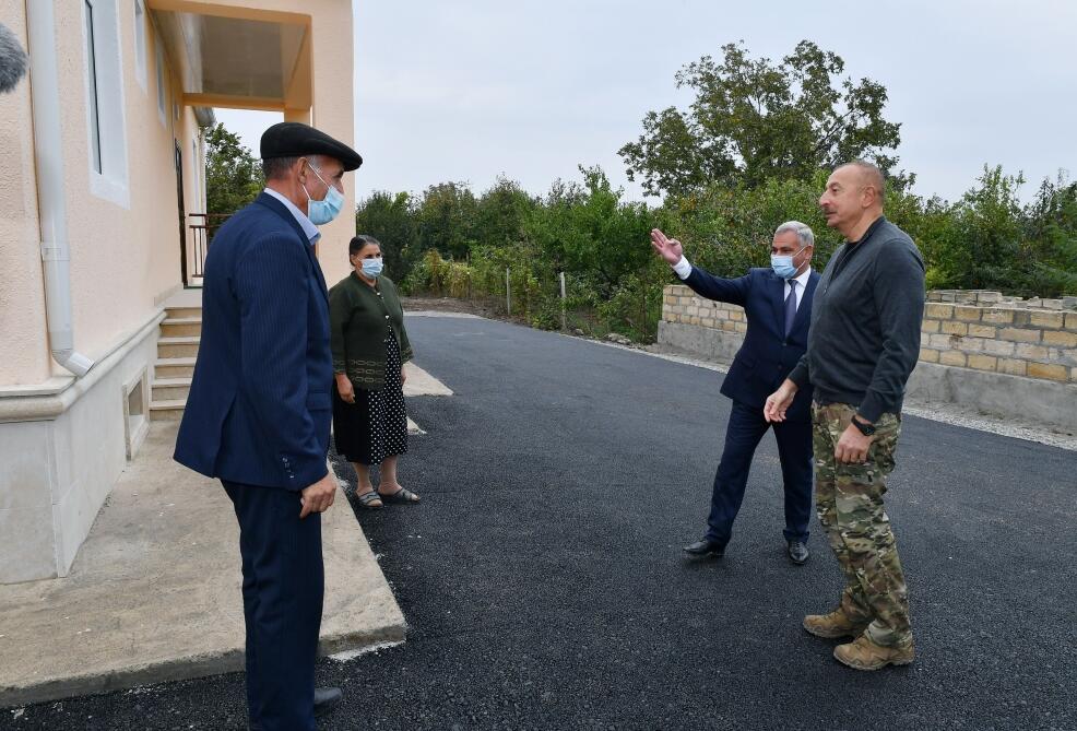 Президент Ильхам Алиев ознакомился в городе Тертер с условиями, созданными в новом доме, построенном вместо дома, разрушенного в результате ракетных атак армянских вооруженных сил