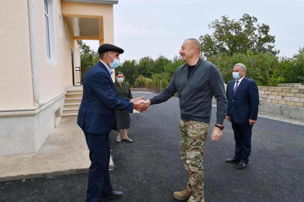 Президент Ильхам Алиев ознакомился в городе Тертер с условиями, созданными в новом доме, построенном вместо дома, разрушенного в результате ракетных атак армянских вооруженных сил