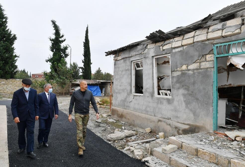 Президент Ильхам Алиев ознакомился в городе Тертер с условиями, созданными в новом доме, построенном вместо дома, разрушенного в результате ракетных атак армянских вооруженных сил