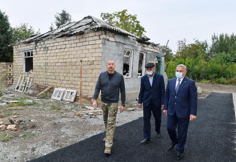 Президент Ильхам Алиев ознакомился в городе Тертер с условиями, созданными в новом доме, построенном вместо дома, разрушенного в результате ракетных атак армянских вооруженных сил