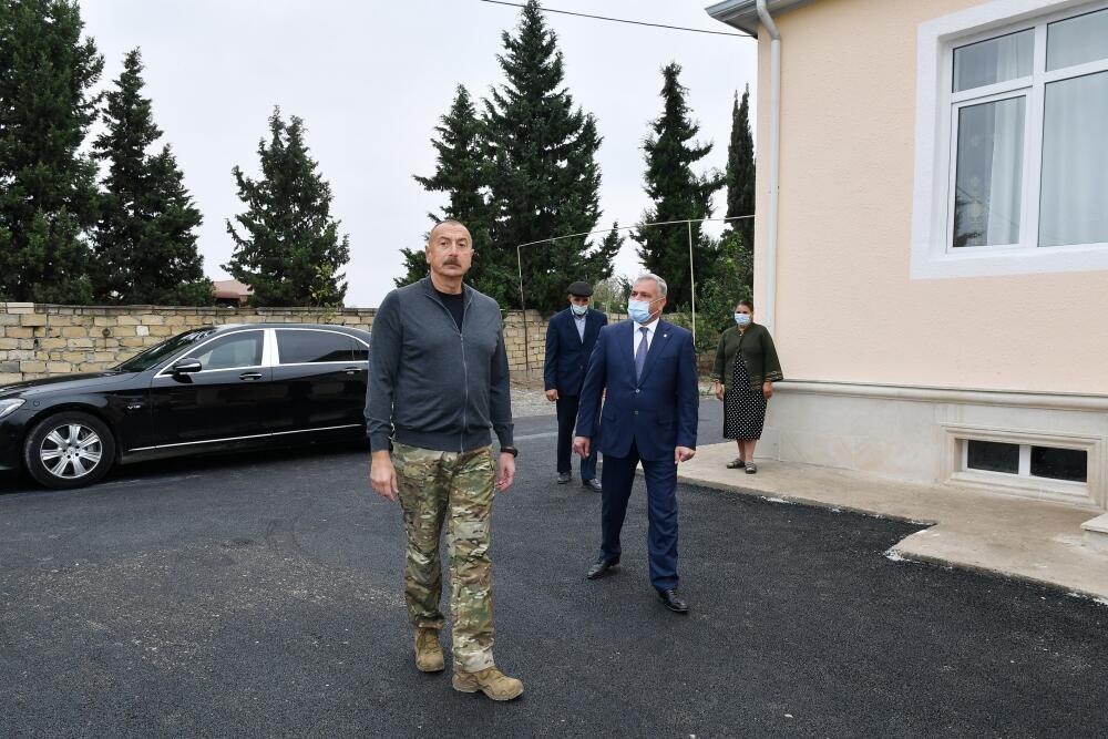 Президент Ильхам Алиев ознакомился в городе Тертер с условиями, созданными в новом доме, построенном вместо дома, разрушенного в результате ракетных атак армянских вооруженных сил