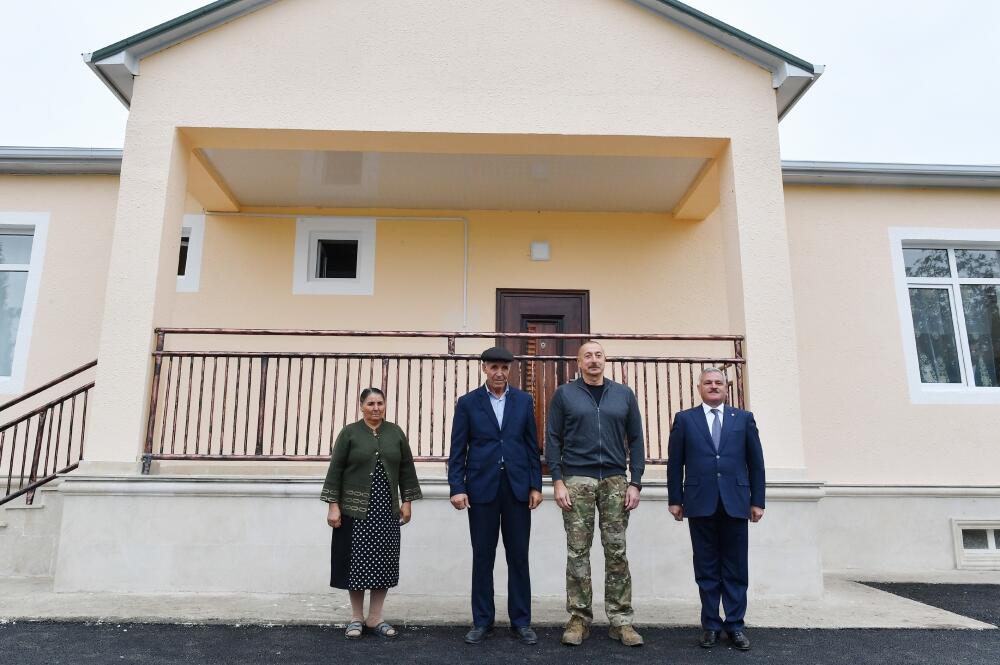Президент Ильхам Алиев ознакомился в городе Тертер с условиями, созданными в новом доме, построенном вместо дома, разрушенного в результате ракетных атак армянских вооруженных сил