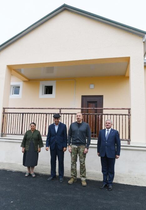 Президент Ильхам Алиев ознакомился в городе Тертер с условиями, созданными в новом доме, построенном вместо дома, разрушенного в результате ракетных атак армянских вооруженных сил
