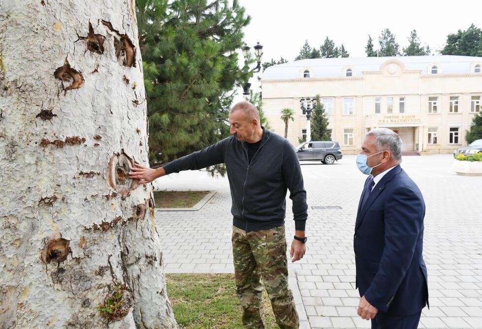 Президент Ильхам Алиев ознакомился в городе Тертер с условиями, созданными в новом доме, построенном вместо дома, разрушенного в результате ракетных атак армянских вооруженных сил