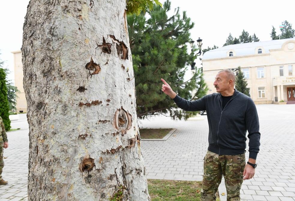 Президент Ильхам Алиев ознакомился в городе Тертер с условиями, созданными в новом доме, построенном вместо дома, разрушенного в результате ракетных атак армянских вооруженных сил