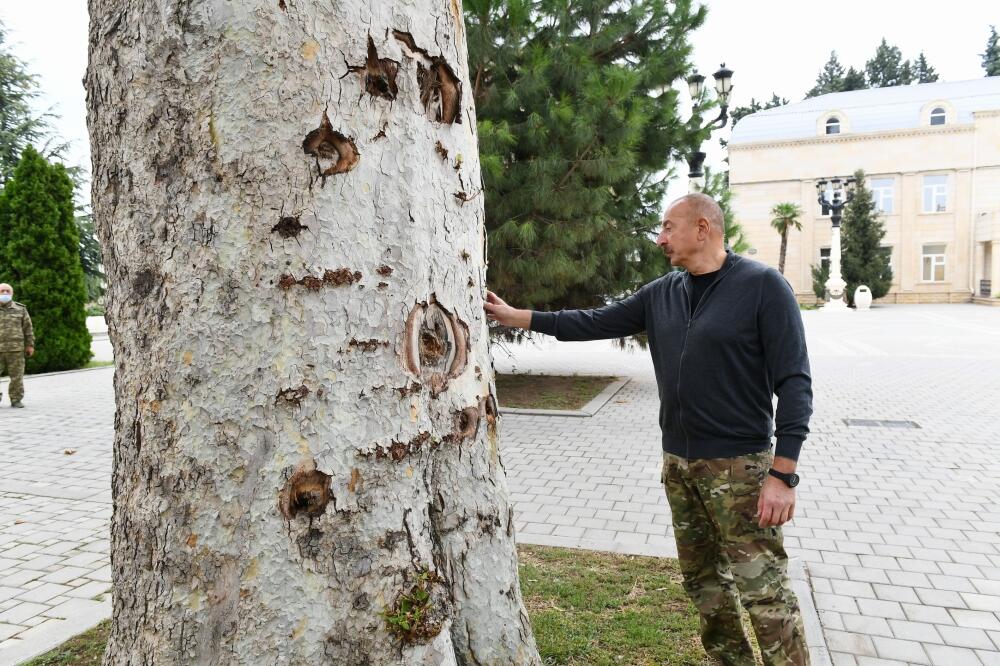 Президент Ильхам Алиев ознакомился в городе Тертер с условиями, созданными в новом доме, построенном вместо дома, разрушенного в результате ракетных атак армянских вооруженных сил