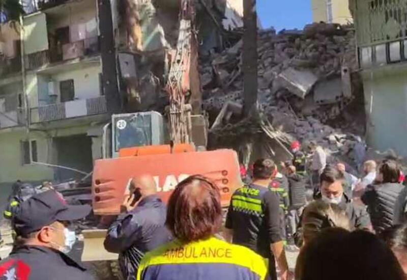В Батуми из-под завалов жилого дома удалось спасти ребенка