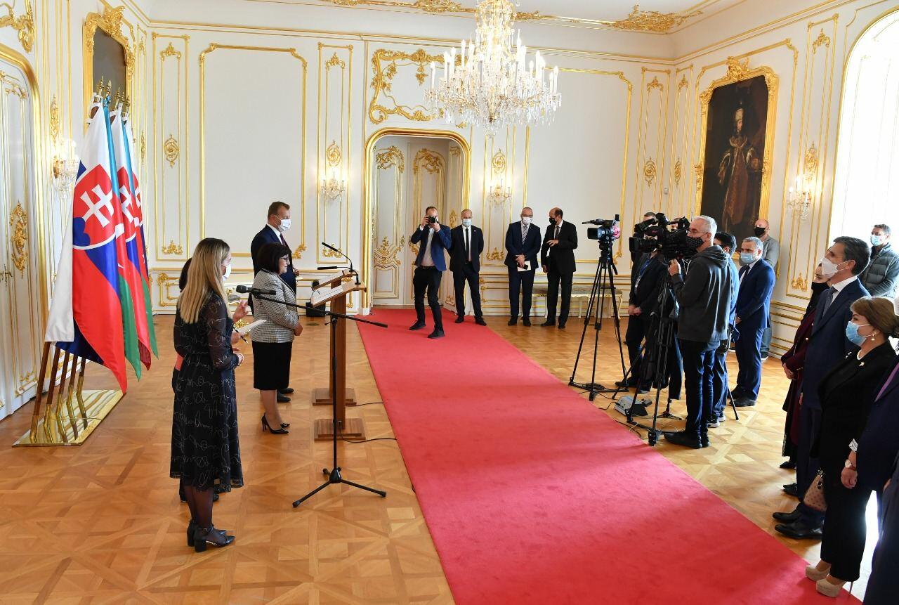 Состоялся совместный брифинг спикеров парламентов Азербайджана и Словакии