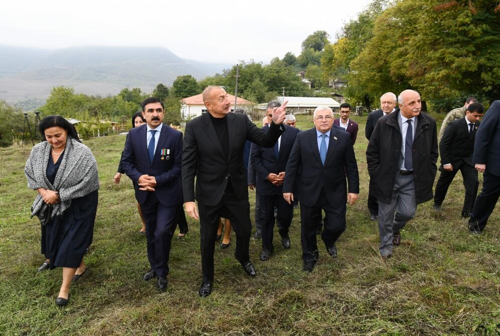 Президент Ильхам Алиев посетил село Туг вместе с представителями общественности Ходжавендского района