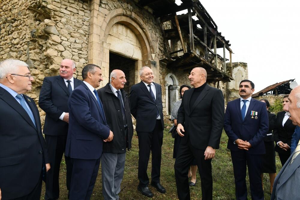 Президент Ильхам Алиев посетил село Туг вместе с представителями общественности Ходжавендского района