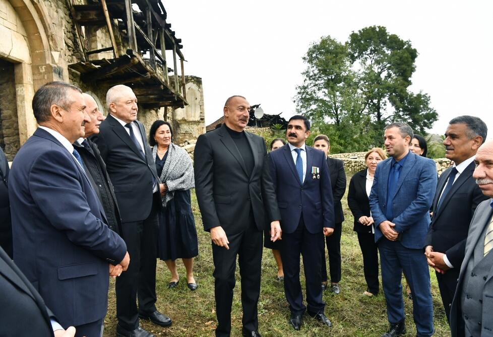 Президент Ильхам Алиев посетил село Туг вместе с представителями общественности Ходжавендского района