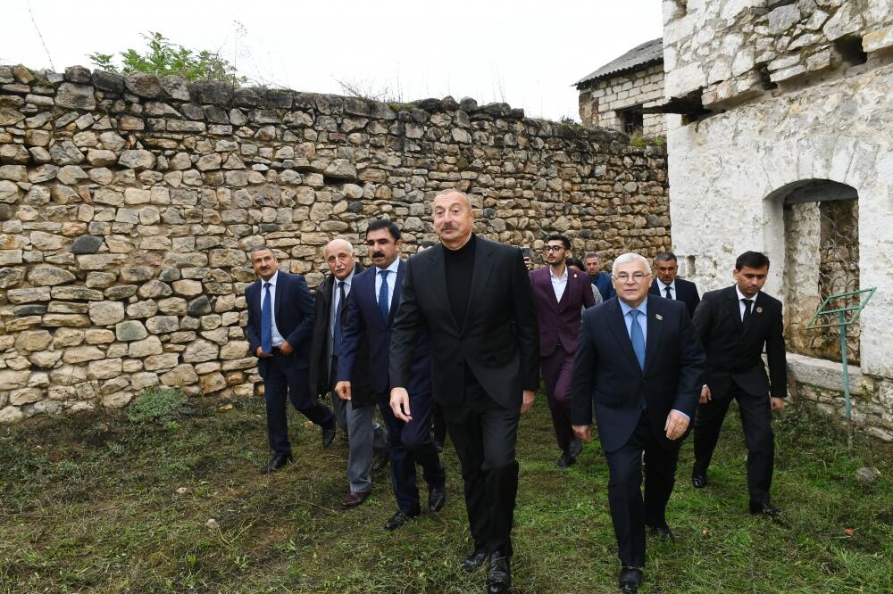 Президент Ильхам Алиев посетил село Туг вместе с представителями общественности Ходжавендского района