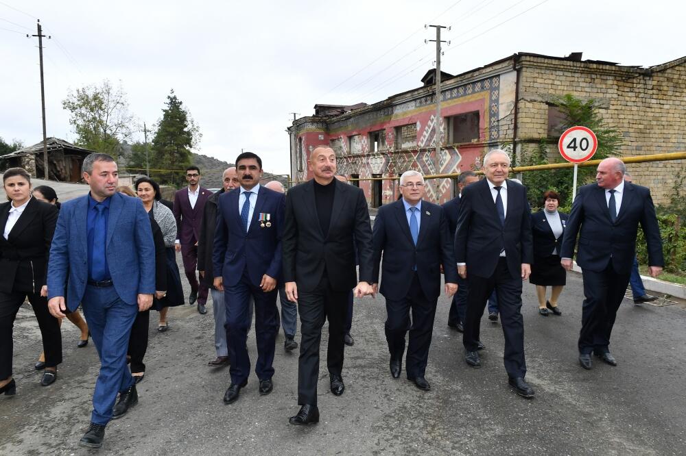 Президент Ильхам Алиев посетил село Туг вместе с представителями общественности Ходжавендского района