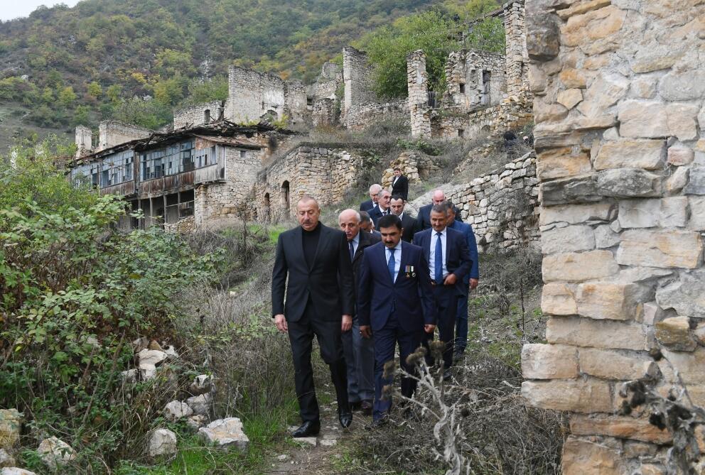 Президент Ильхам Алиев посетил село Туг вместе с представителями общественности Ходжавендского района