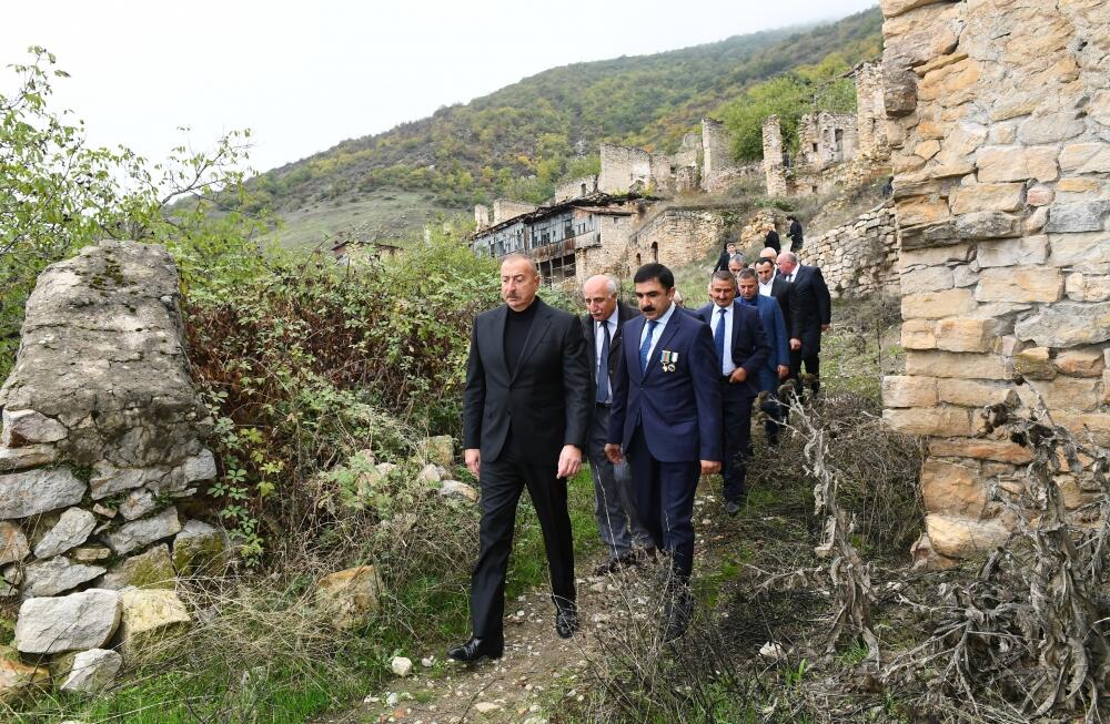 Президент Ильхам Алиев посетил село Туг вместе с представителями общественности Ходжавендского района