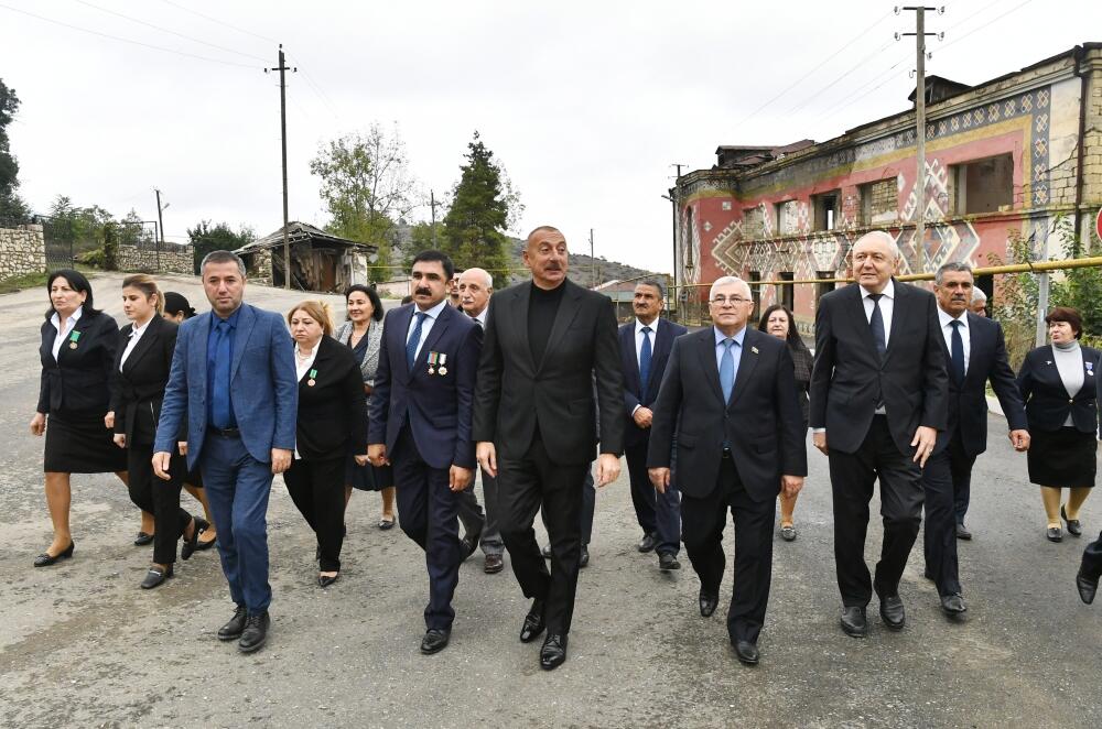 Президент Ильхам Алиев посетил село Туг вместе с представителями общественности Ходжавендского района
