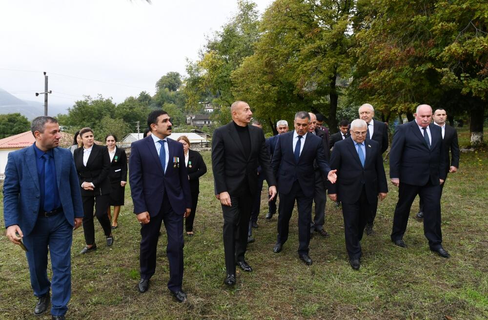 Президент Ильхам Алиев посетил село Туг вместе с представителями общественности Ходжавендского района