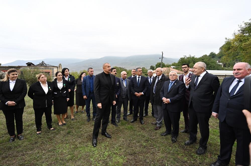 Президент Ильхам Алиев посетил село Туг вместе с представителями общественности Ходжавендского района