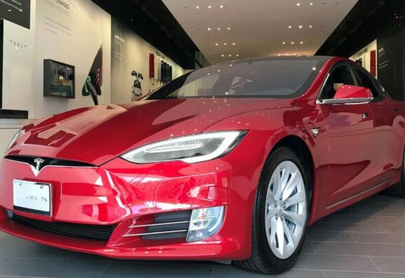 Камера сняла, как "мстительница" повредила автомобиль Tesla на парковке
