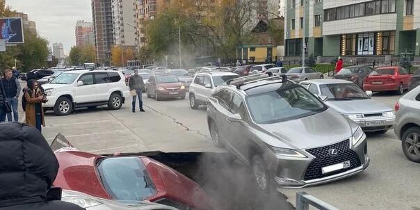 В России машины провалились в яму с кипятком