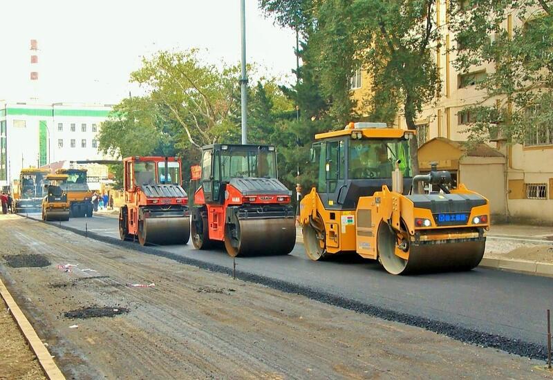 Ремонтируется участок дороги на одной из улиц Баку